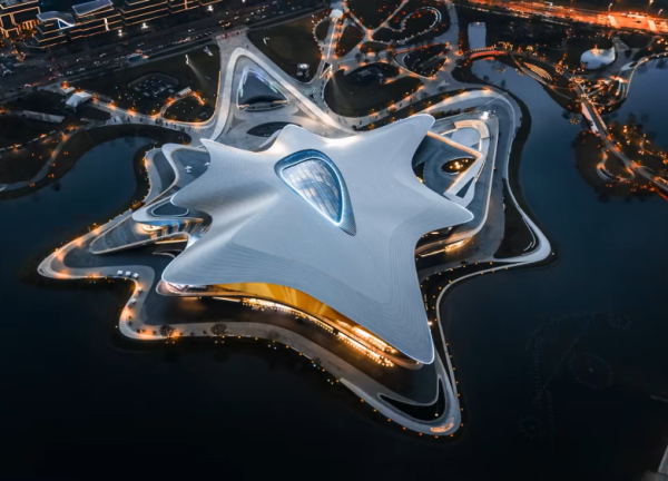 無限科幻大片！堅朗晶泓LED光電玻璃，打造科幻大會場館玻璃立面