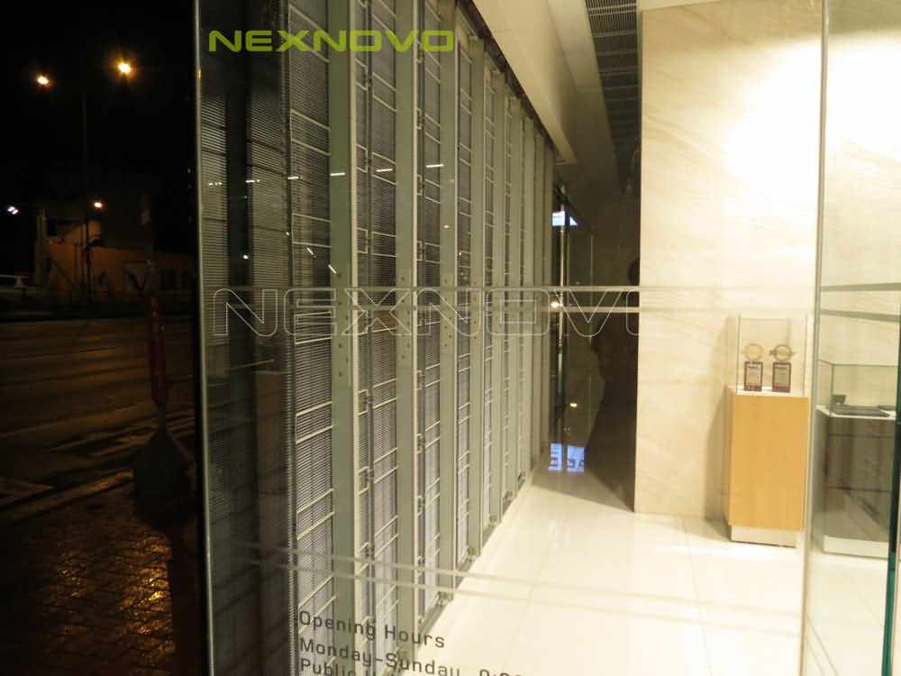 6359875265182475006702035.jpg 香港銅鑼灣路虎Landrove4S店透明LED顯示屏項目(圖3)