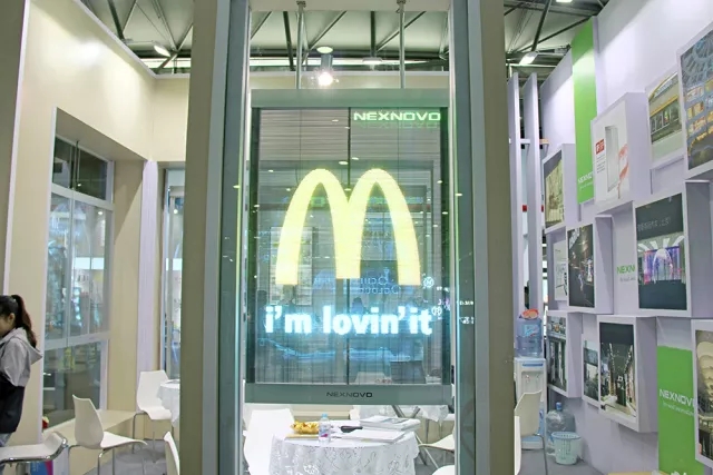 晶泓科技透明LED顯示屏爭艷C-star 2018上海國際零售展，取得理想效果完美落幕(圖10)