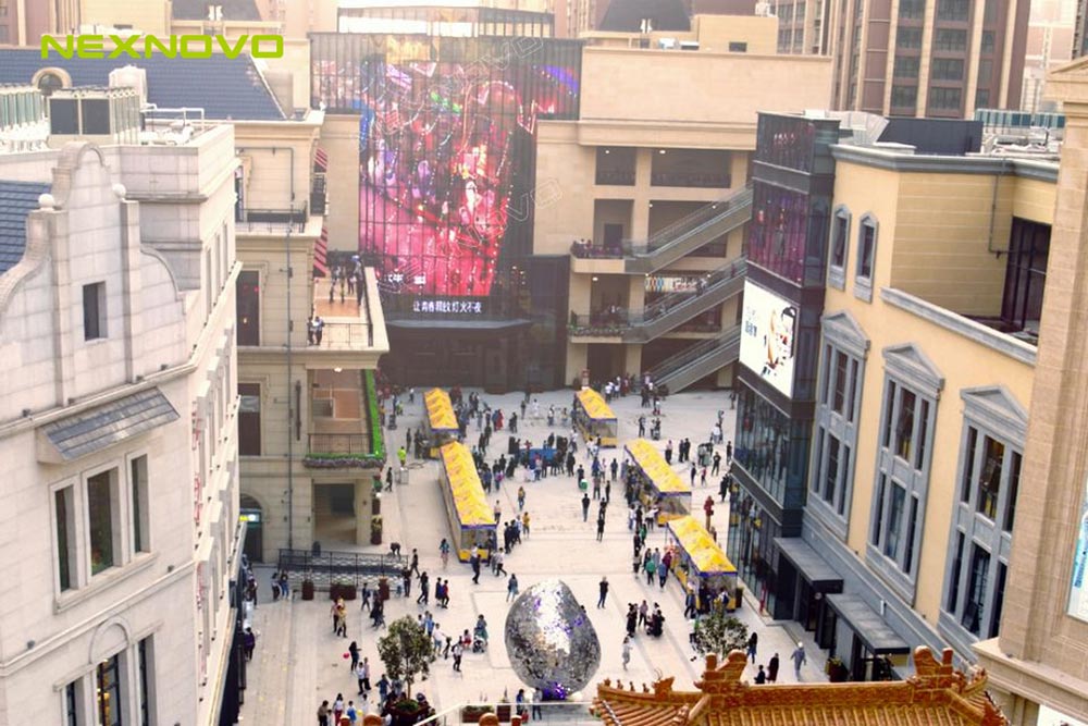 西安四海唐人街玻璃幕墻LED透明屏項目(圖1)