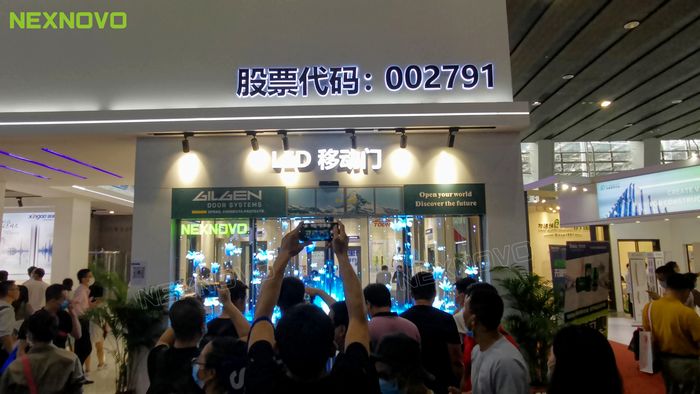 晶泓LED光電玻璃屏，建博會(huì)大放異彩，燃爆展會(huì)現(xiàn)場(chǎng)！(圖3)